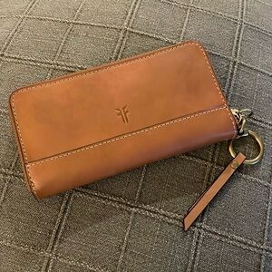 FRYE Ilana Harnnes Zip Wallet